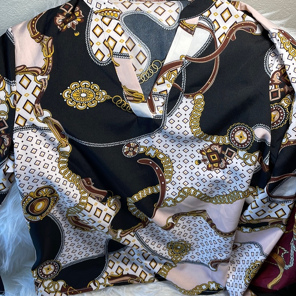 Chain print notched fitted blouse